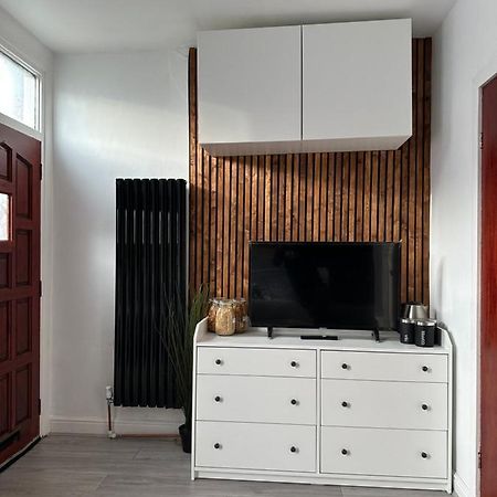 Modern En Suite Bedroom Close To City Centre リーズ エクステリア 写真