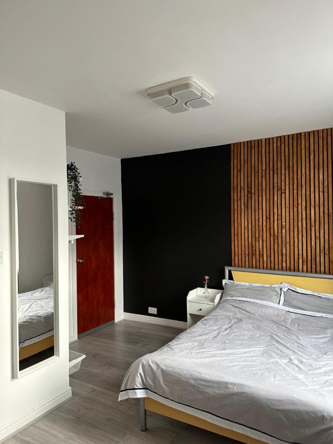 Modern En Suite Bedroom Close To City Centre リーズ エクステリア 写真