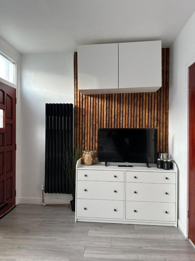 Modern En Suite Bedroom Close To City Centre リーズ エクステリア 写真
