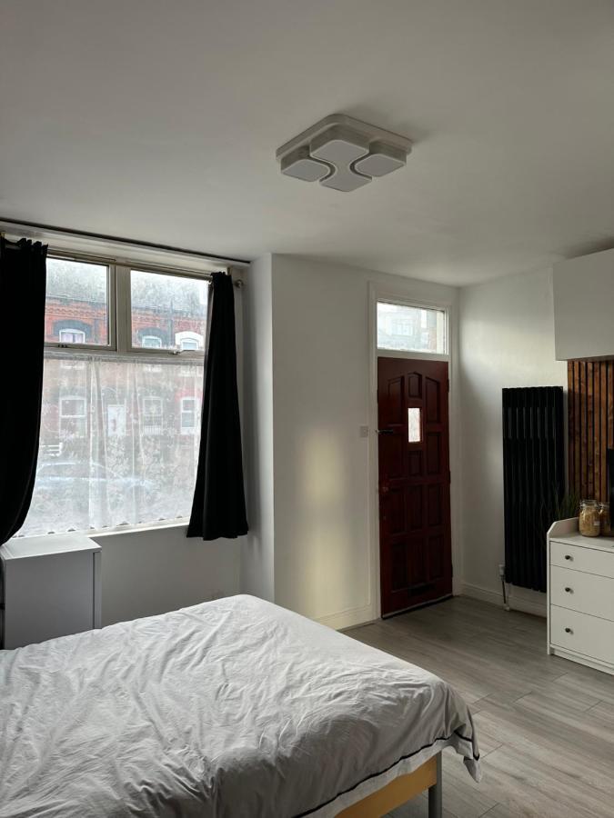 Modern En Suite Bedroom Close To City Centre リーズ エクステリア 写真