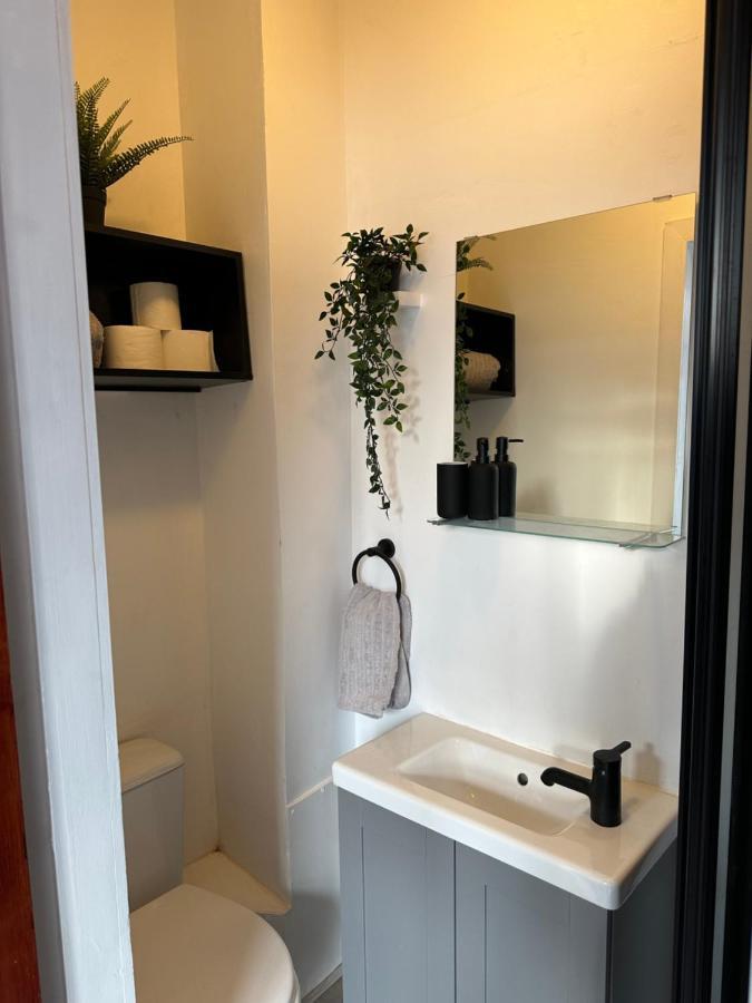 Modern En Suite Bedroom Close To City Centre リーズ エクステリア 写真