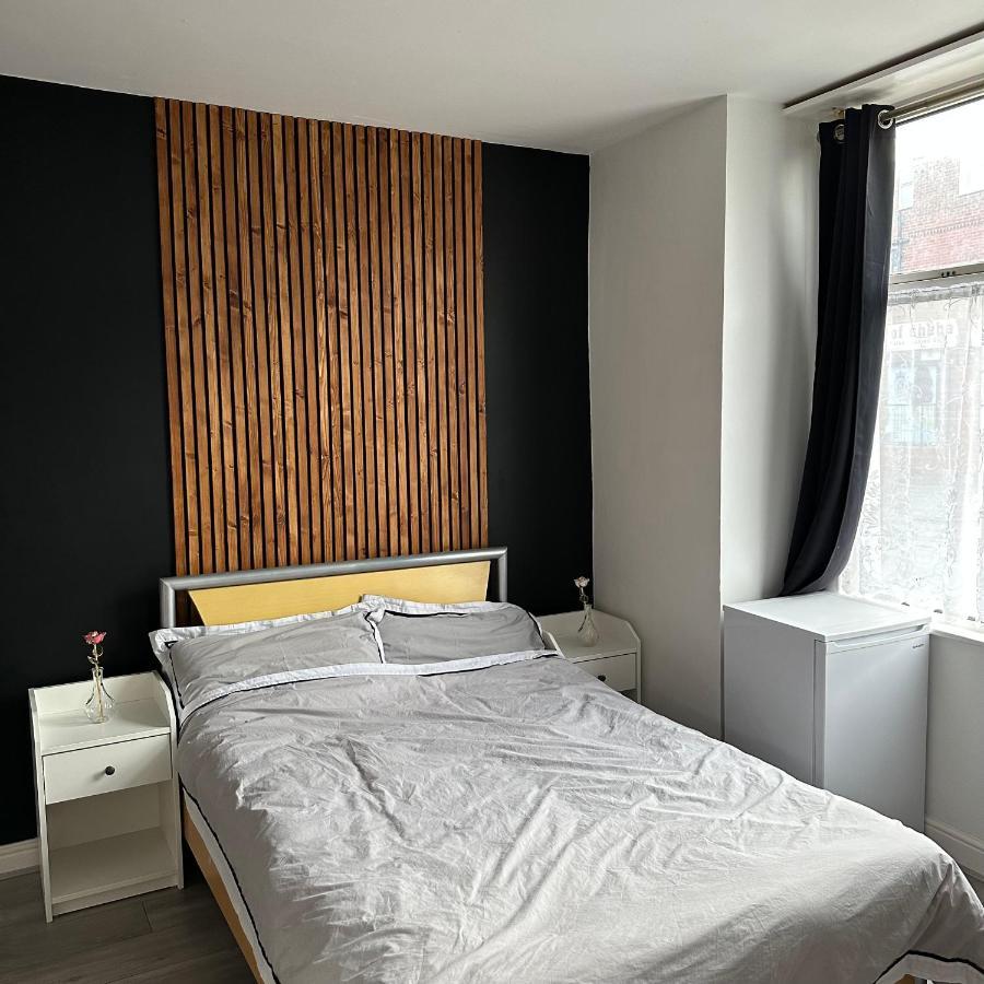 Modern En Suite Bedroom Close To City Centre リーズ エクステリア 写真